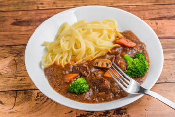 パスタのビーフシチュー
