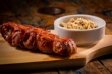 Espetinho de churrasco com farofa em tábua de madeira