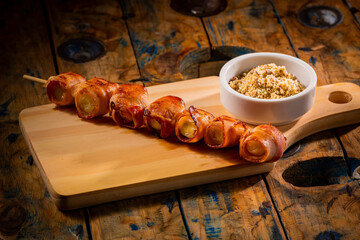 Espetinho de churrasco em tábua de madeira