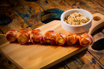 Espetinho de churrasco com farofa em tábua de madeira