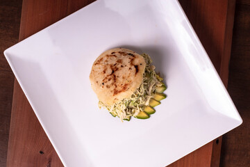 arepa venezolana rellena de pollo y aguacate