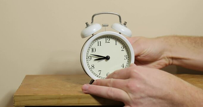 Adjusting clock back one hour, dst end,