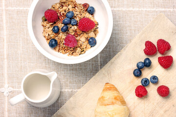granola with berries