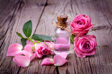 Obraz na płótnie Canvas Pink rose and essential rose oil