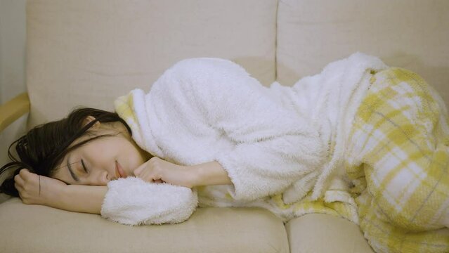 寝付けない女性