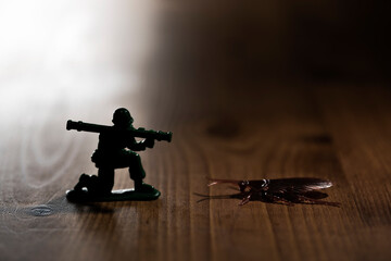 偽物のゴキブリを退治する玩具のミニチュア兵隊