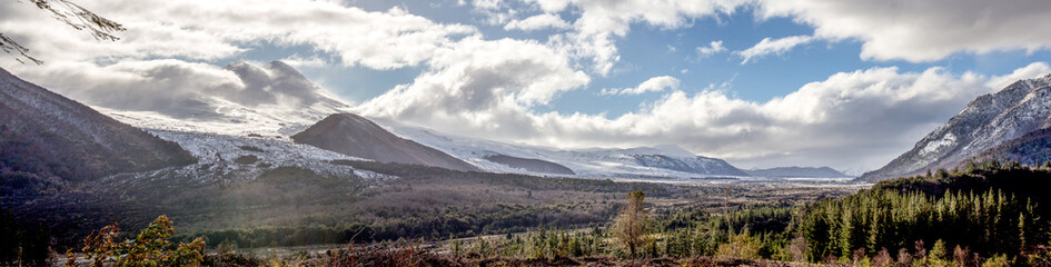 Fototapeta na wymiar panoramica volcan llaima sierra nevada invierno 