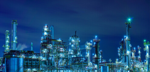Obraz na płótnie Canvas The petrochemical complex at Yokkaichi at night.