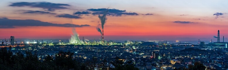 Ultra wide image of the petrochemical complex at Yokkaichi Port and cityscape of Yokkaichi before dawn.