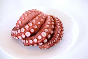 皿に載せた茹で蛸、ボイルしたタコ