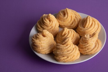 photo fresh cakes lying on a plate