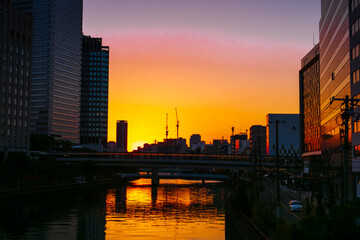 水の都、大阪の川の美しい夕焼け