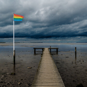 Badesteg mit Regenbogenflagge