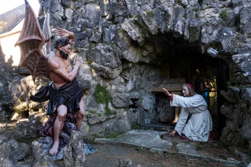 Fototapeten Crupet in België bedevaartsoord en toeristische trekpleister, vanwege de bijzondere grot naast de kerk van Sint-Martinus (Saint-Martin),  Hier een  duivel die terugdeinst . © twanwiermans