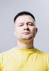 Obraz premium Confident man in yellow t-shirt posing at camera.