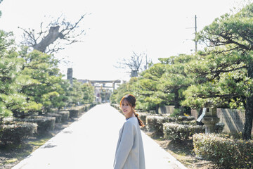 神社を参拝する女性