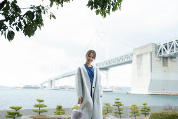 公園を散策する女性