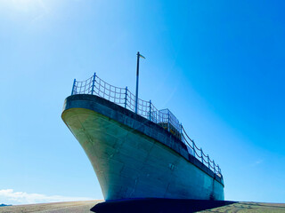 船のある公園と快晴な青空の風景