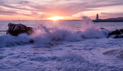 Coucher de soleil sur la Baie des Anges sur le littoral de la French Riviera près du port de Nice en France, en hiver