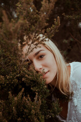 Ragazza bionda camicia bianca natura