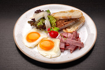 Fototapeta na wymiar Fried eggs with ham, cheese and toast