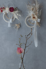 壁に飾られた白いしめ縄リース　しめ縄飾り