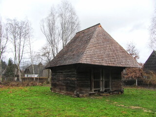 Fototapeta na wymiar Old wooden barn in the village