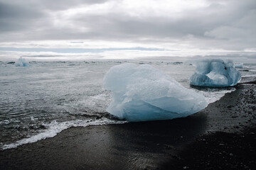 Chunks of ice washed up by the sea lie on the black beach of Breidamerkursandur ( Diamond Beach). They come from the broken icebergs from the glacier lagoon Jökulsárlón, which migrate into the sea.