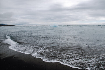 Chunks of ice washed up by the sea lie on the black beach of Breidamerkursandur ( Diamond Beach). They come from the broken icebergs from the glacier lagoon Jökulsárlón, which migrate into the sea.