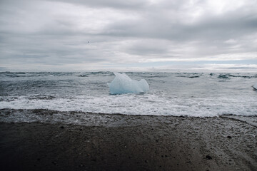 Chunks of ice washed up by the sea lie on the black beach of Breidamerkursandur ( Diamond Beach). They come from the broken icebergs from the glacier lagoon J&ouml;kuls&aacute;rl&oacute;n, which migrate into the sea.