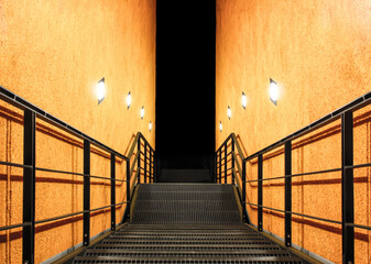 Treppe nach unten ins Dunkel