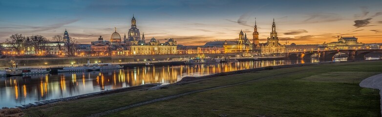 Fototapeta na wymiar Blick auf die Brühlsche Terrasse in Dresden