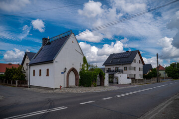 wyremontowane budynki wiejskie przy drodze w Złotnikach, województwo opolskie © Henryk Niestrój