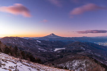 冬の大菩薩嶺から朝焼けの富士山
