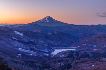 Fototapeta na wymiar 冬の大菩薩嶺から夜明けの富士山