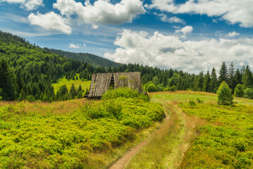 Góry Gorce, bacówka przy szlaku na Kudłoń © photogam