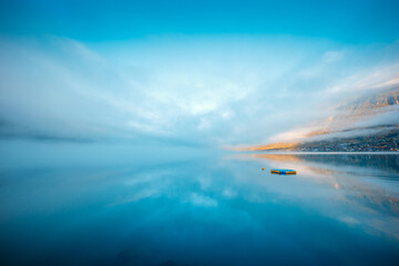 Gummifloss im nebligen Brienzersee