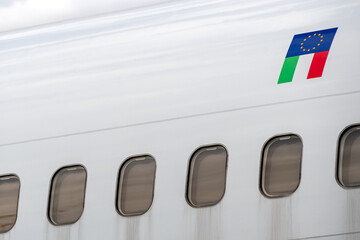 Fototapeta Flaga Włoch i Uni Europejskiej na kadłubie samolotu pasażerskiego obraz