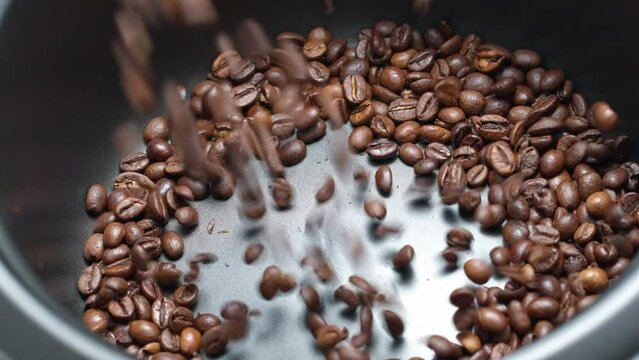 Kaffeebohnen fallen in einen Behälter Slowmotion 3
