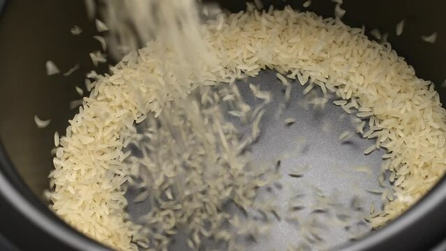 Reiskörner fallen in einen Behälter Slowmotion