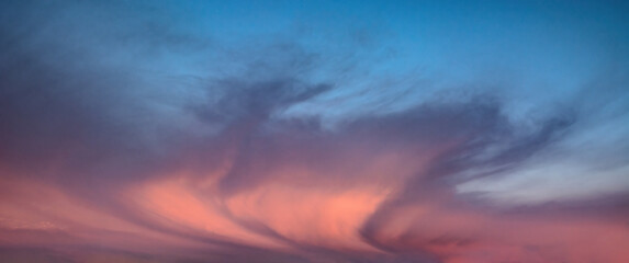 Obraz premium Background image of a colorful and dramatic cloudy sky at the dawn of a polar day in the Arctic. an interesting configuration of clouds. Blank for replacing the sky in photo images