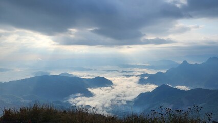 Obraz premium Beautiful bird's-eye view of the sea of mist in the green mountain forest, Phu Chee Fah, Thoeng District, Chiang Rai, Thailand.