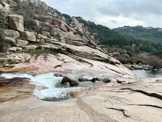 Río y piedras con cascadas en la pedriza.