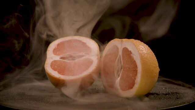 Eine aufgeschnittene Grapefruit auf einem Drehteller 
