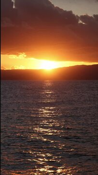 江ノ島から見た沈みゆく夕陽（4K・縦型ビデオ）