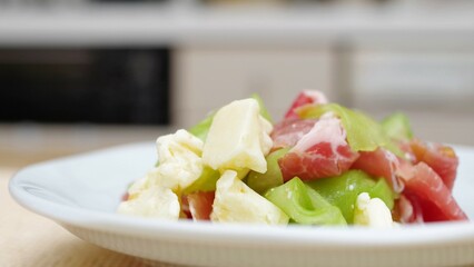 チーズと生ハムとスライスした浅漬けキュウリの和え物