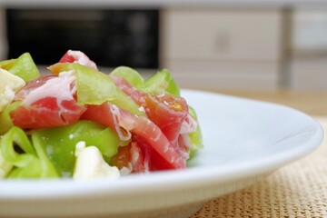 チーズと生ハムとスライスした浅漬けキュウリの和え物