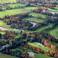 Naklejka premium vue aérienne du golf de Nantilly à l'automne