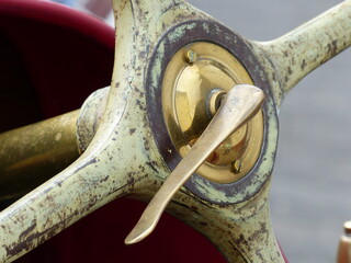 Radnabe aus Messing mit Spannhebel eines alten Vierspeichenlenkrad eines historischen Rennwagen im...