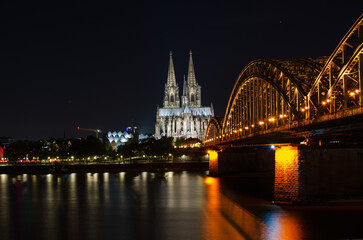 Fototapeta premium cologne cathedral at night with Hohenzollern bridge